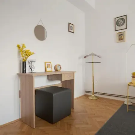 Apartamento Retrovizor *